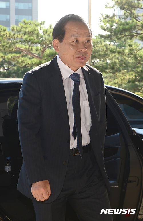 '헌재소장 낙마 충격' 김이수, 권한대행 사퇴하나 촉각