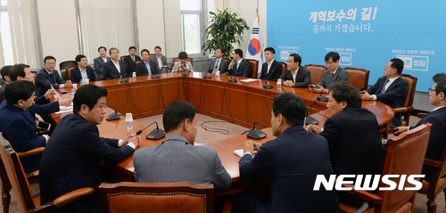 【서울=뉴시스】홍효식 기자 = 4일 오전 서울 여의도 국회에서 바른정당 의원총회가 진행되고 있다. 2017.09.04. yesphoto@newsis.com