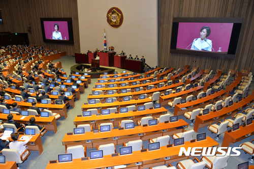 【서울=뉴시스】배훈식 기자 = 4일 오전 서울 여의도 국회 본회의장에서 열린 제354회 국회 정기회 제2차 본회의에 자유한국당 의원들의 자리가 텅 비어 있다. 2017.09.04.&nbsp; dahora83@newsis.com