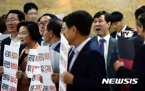 【서울=뉴시스】박영태 기자 = 4일 오전 서울 영등포구 여의도 국회 로텐더홀 계단에서 자유한국당 정우택 원내대표를 비롯한 의원들이 문재인 정부의 방송장악 저지 피켓시위를 하고 있을때 바른정당 하태경 의원이 본회의장으로 입장하며 자유한국당 의원들의 배신자란 소리에 고함을 지르고 있다. 2017.09.04.since1999@newsis.com