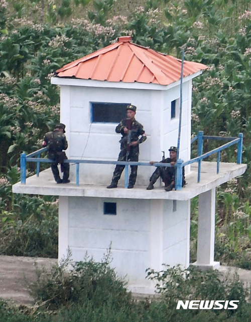 【투먼(중 지린성)=AP/뉴시스】북중 접경 지역인 지린성 투먼시에서 바라본 북한 측 풍경으로, 북한 군인들이 초소에서 경비를 서고 있다. 2017.09.04