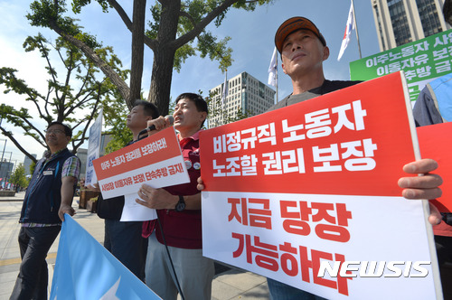 【서울=뉴시스】김선웅 기자 = 지난달 4일 오전 서울 종로구 정부서울청사 앞에서 민주노총이 주최한 기자회견에서 우다야 라이 이주노조 위원장이 비정규직 노동자 노동3권 보장 및 ILO(국제노동기구) 권고 이행을 촉구하고 있다. 2017.10.09. (사진 = 뉴시스 DB)
