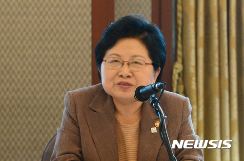 【서울=뉴시스】권현구 기자 = 정현백 여성가족부 장관이 4일 오전 서울 중구 프레스센터에서 열린 '성평등 보이스와의 대화'에 참석해 모두발언을 하고 있다. 2017.09.04. stoweon@newsis.com