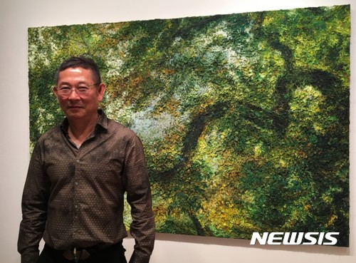 【서울=뉴시스】 박현주 기자= 화가 오치균이 2017년 신작 '센트럴 파크'작품 앞에서 포즈를 취했다.
