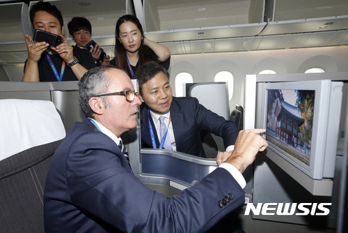 【전주=뉴시스】윤난슬 기자 = 전주시는 5일 인천공항 영국항공기내에서 김승수 전주시장과 마누엘 알버레즈 영국항공 한국지사장 등 양 기관 관계자들이 참석한 가운데 영국항공 전주홍보 론칭 기념행사를 진행하고 있다. 2017.09.05.(사진=전주시 제공) photo@newsis.com