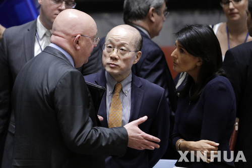  【 유엔본부 = 신화/뉴시스】 = 북한 핵실험에 대한 대책을 위해 4일(현지시간) 열린 유엔안보리 긴급회의를 마치고 미국, 중국, 러시아 유엔주재 대사들이 모여서 의견을 나누고 있다.     