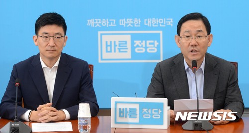 【서울=뉴시스】홍효식 기자 = 바른정당 주호영(오른쪽) 원내대표가 5일 오전 서울 여의도 국회에서 열린 원내대책회의에 참석해 더불어민주당 추미애 대표의 교섭단체 대표연설을 비판하는 발언을 하고 있다. 왼쪽은 김세연 정책위의장. 2017.09.05. yesphoto@newsis.com