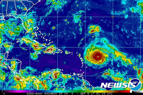 【AP/뉴시스】미 해양대기국(NOAA)이 9월4일 배포한 위성사진에서 카테고리 4로 세력이 확대된 허리케인 어마가 카리브해 동부를 향해 접근하는 모습이 보이고 있다. 미 플로리다주 등 미 동부 쪽으로 진로를 잡을 것으로 보인다 2017.9.5