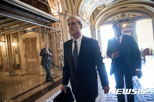 【워싱턴 = AP/뉴시스】 트럼프 조사를 앞두고 있는 로버트 뮬러 러시아 스캔들 수사 특별검사. 백악관 법률팀은 FBI가 힐러리 클린턴에 면죄부를 주고 트럼프 대통령을 향해 '마녀사냥'등 음모를 꾸몄다고 주장해온 디제노바 변호사를 고용했다. 2018.03.20