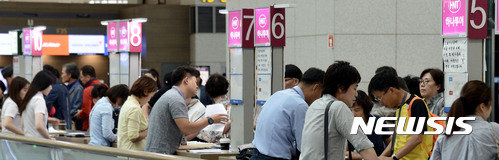 【인천공항=뉴시스】홍찬선 기자 = 정부가 추석연휴 전알인 10월2일을 임시공휴일로 지정함에 따라 추석 연휴와 개천절, 한글날까지 최대 열흘간 쉴 수 있게 된다. 이에 따라 열흘간의 황금연휴를 해외에서 보내는 여행객들이 늘어날 것으로 전망된다. 사진은 5일 오전 인천공항 출국장 여행사 부스에서 이용객들이 해외여행에 대한 문의를 하고 있다. 2017.09.05. mania@newsis.com