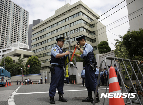[도쿄=AP/뉴시스] 2017년 9월 자료 사진에서, 일본 경찰들이 일본 도쿄 재일본조선인총연합회(조총련) 중앙본부 앞에서 경계근무를 서고 있다. (사진=뉴시스DB) 2024.06.26.