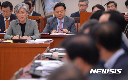 【서울=뉴시스】배훈식 기자 = 5일 오후 서울 여의도 국회 외교통일위원회 회의실에서 열린 전체회의에 참석한 강경화 외교부 장관이 의원 질의에 답변하고 있다. 2017.09.05. dahora83@newsis.com