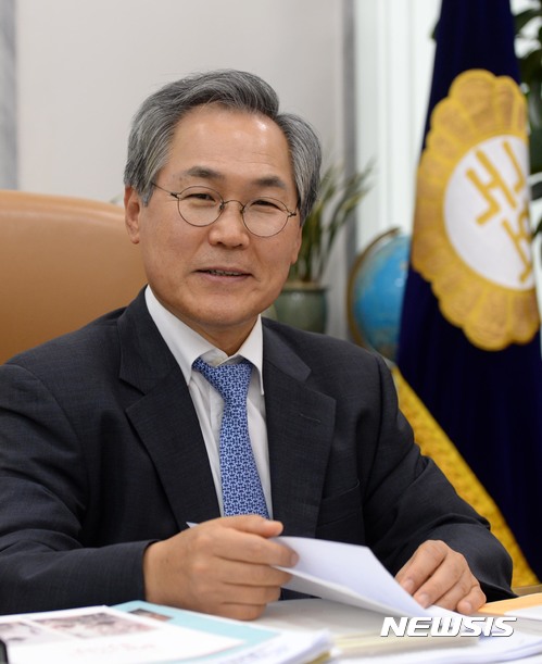 【서울=뉴시스】홍효식 기자 = 문재인 대통령이 주 러시아 대사에 우윤근 국회 사무총장을 내정했다. 사진은 5일 오후 서울 여의도 국회 사무총장 집무실에서 우윤근 국회 사무총장이 업무를 보고 있다. 2017.09.05.  yesphoto@newsis.com 