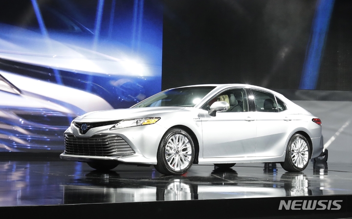 [디트로이트=AP/뉴시스]2017년 1월 미국 디트로이트 오토쇼에서 선보인 2018년형 도요타 캠리 모델. 2023.03.23.