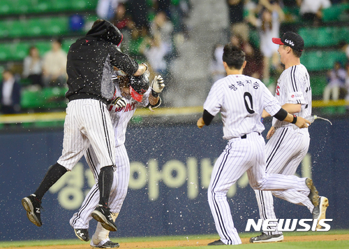 【서울=뉴시스】 권현구 기자 = 5일 오후 서울 송파구 잠실야구장에서 열린 2017 타이어뱅크 KBO리그 LG 트윈스와 KIA 타이거즈의 경기, 연장 10회말 2사 1,3루 상황에서 LG 김재율이 1타점 끝내기 안타를 날리고 기뻐하고 있다. 2017.09.05. stoweon@newsis.com
