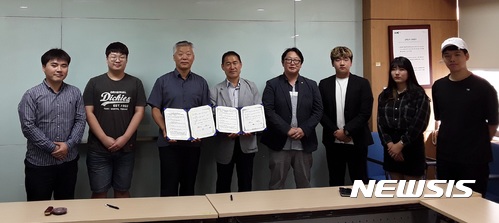 【구미=뉴시스】박홍식 기자 = 경운대학교(총장대행 한성욱)는 성균관대학교 회의실에서 재난안전 분야 대학원 과정 연계교육을 위한 업무협약(MOU)을 체결했다고 6일 밝혔다.양 대학 관계자들이 협약서를 들고 기념사진을 찍고 있다. 2017.09.06 (사진=경운대 제공) photo@newsis.com 