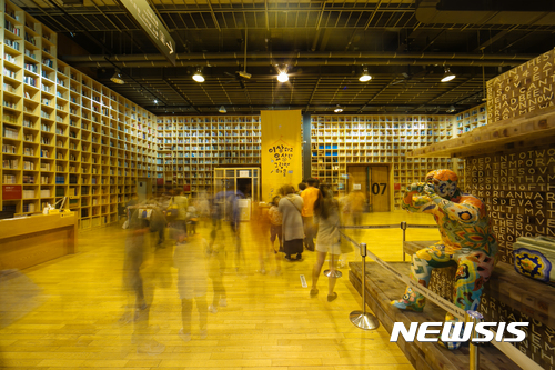 【파주=뉴시스】이경환 기자 = 경기 파주시는 대한민국 대표 도서축제인 '파주북소리2017'이 15~17일 파주출판도시에서 개최한다고 6일 밝혔다. 사진은 지난해 열린 파주북소리가 열린 행사장 내부. 2017.09.06.(사진=파주시 제공) lkh@newsis.com