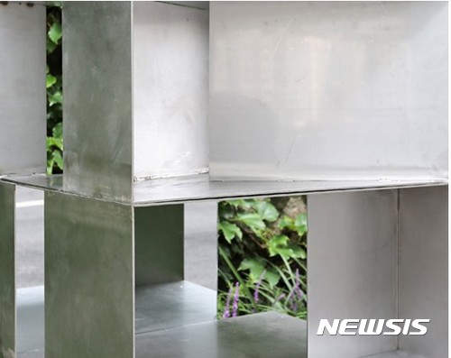 【서울=뉴시스】정정주,Tower, 60x45x270(H)cm, stainless steel, mirrors, 2017
