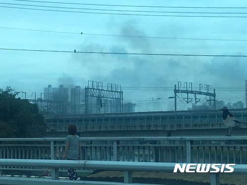 【대구=뉴시스】배소영 기자 = 6일 낮 12시23분께 대구 중구 경부선 대구역 신천철도교 선로에서 불이 나 15분여 만에 진화됐다. 사진은 선로에 불길로 인한 연기가 피어오르는 모습. 2017.09.06. soso@newsis.com