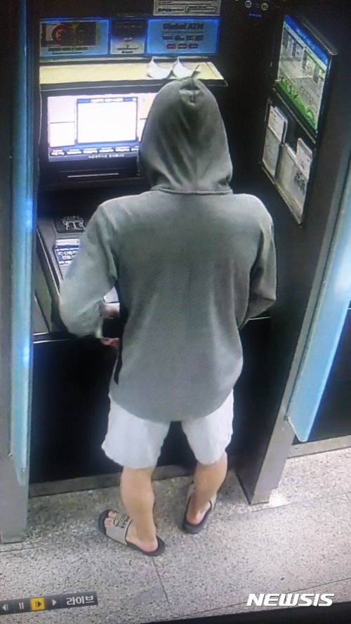 【서울=뉴시스】북한 해커로부터 넘겨받은 금융정보로 국내 ATM기에서 현금을 인출하는 모습. 2017.09.06. (사진=경찰청 제공)