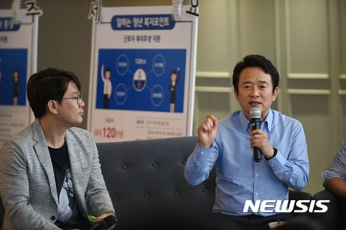 【의정부=뉴시스】배성윤 기자 = 남경필 경기도지사(오른쪽)가 6일 오후 경기도 고양시 일산 동구 라페스타에 위치한 로켓티어에서 열린 경기도 일자리카페 오픈 행사에 참석해 발언하고 있다. 2017.09.06.(사진=경기도 북부청 제공) photo@newsis.com