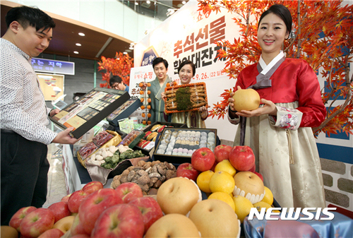 【원주=뉴시스】권순명 기자 = 6일 강원우정청은 우체국쇼핑이 5일부터 26일까지 22일간 우리특산물을 최대 30% 할인해주는 ‘2017년 추석 선물 할인대잔치’를 연다.2017.09.06.(사진=강원우정청 제공)photo@newsis.com