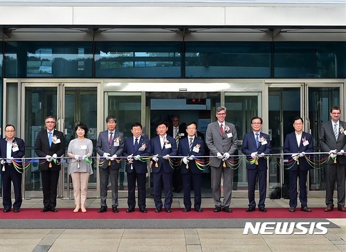  【안산=뉴시스】이종일 기자 = 한국생산기술연구원이 6일 경기 안산시 경기테크노파크에서 전자섬유 연구시설인 스마트텍스트로닉스센터를 개소한 가운데, 제종길 안산시장 등 내빈들이 테입 커팅을 하고 있다. 2017.09.06. (사진 = 안산시 제공)&nbsp; photo@newsis.com