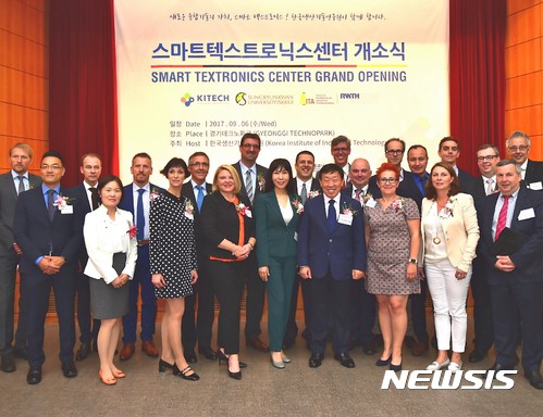  【안산=뉴시스】이종일 기자 = 한국생산기술연구원이 6일 경기 안산시 경기테크노파크에서 전자섬유 연구시설인 스마트텍스트로닉스센터의 문을 연 가운데, 제종길 안산시장 등 내빈들이 개소식 행사에서 기념사진을 촬영하고 있다. 2017.09.06. (사진 = 안산시 제공)&nbsp; photo@newsis.com