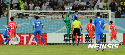 【타슈켄트(우즈베키스탄)=뉴시스】박주성 기자 = 5일(현지시간) 오후 우즈베키스탄 타슈켄트 분요드코르 경기장에서 열린 '2018 러시아 월드컵 아시아 최종예선' 대한민국 대 우즈베키스탄의 경기, 골키퍼 김승규가 우즈벡 선수의 공격을 막고 있다. 2017.09.06. park7691@newsis.com