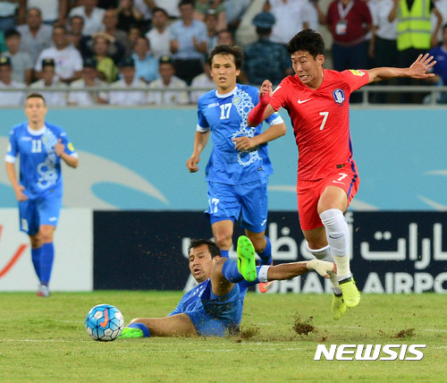 【타슈켄트(우즈베키스탄)=뉴시스】박주성 기자 = 5일(현지시간) 오후 우즈베키스탄 타슈켄트 분요드코르 경기장에서 열린 '2018 러시아 월드컵 아시아 최종예선' 대한민국 대 우즈베키스탄의 경기, 손흥민이 우즈벡 선수들을 피해 돌파를 시도하고 있다. 2017.09.06. park7691@newsis.com
