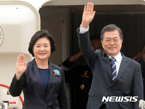 【성남=뉴시스】21일 경기 성남 서울공항을 통해 러시아 모스크바로 출국하는 문재인 대통령과 부인 김정숙 여사의 모습. (사진=뉴시스DB). 2017.09.06.