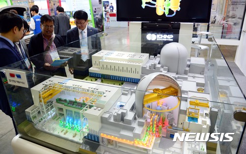 【부산=뉴시스】 하경민 기자 = 6일 부산 벡스코 제1전시장에서 열린 '2017 국제환경·에너지산업전'(엔텍 2017) 행사장 내 한국수력원자력 부스를 찾은 관람객들이 현재 건설이 중단된 신고리 5·6호기 모형을 구경하고 있다. 역대 최대 규모인 10개국 300개 업체가 참가해 803개 부스를 마련한 이번 전시는 환경산업관, 신재생에너지관, 전력발전관, 가스산업관, 녹색제품관, LED관 등 6개 전시관과 다양한 부대행사로 구성된다. 행사는 오는 8일까지 열린다. 2017.09.06. yulnetphoto@newsis.com