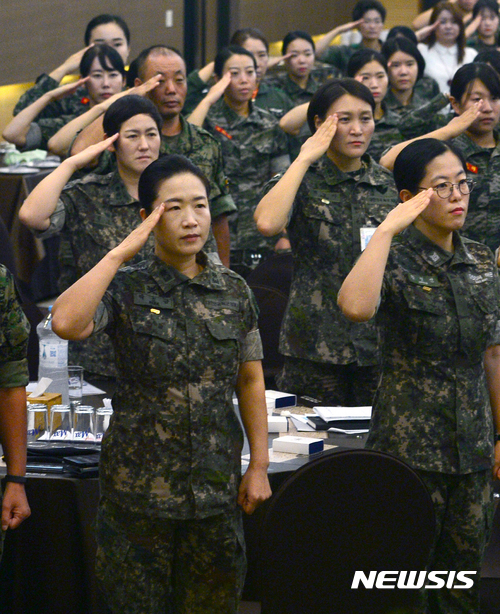 【서울=뉴시스】권현구 기자 = 6일 오전 서울 용산구 국방컨벤션에서 열린 '제67주년 여군 창설 기념행사'에 참석한 여군들이 경례를 하고 있다. 2017.09.06. stoweon@newsis.com