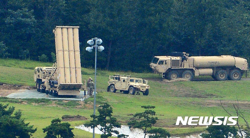 【성주=뉴시스】추상철 기자 =주한미군의 사드(THAAD·고고도미사일방어체계) 발사대  4기 추가배치가 임박한 6일 오전 경북 성주군 초전면 소성리 사드기지에서 미군들이 배치된 사드 주변에 모여 있다.국방부는 환경영향평가 조건부 동의에 따라 이번 주 중 사드 추가배치를 완료할 계획이다. 2017.09.06. scchoo@newsis.com