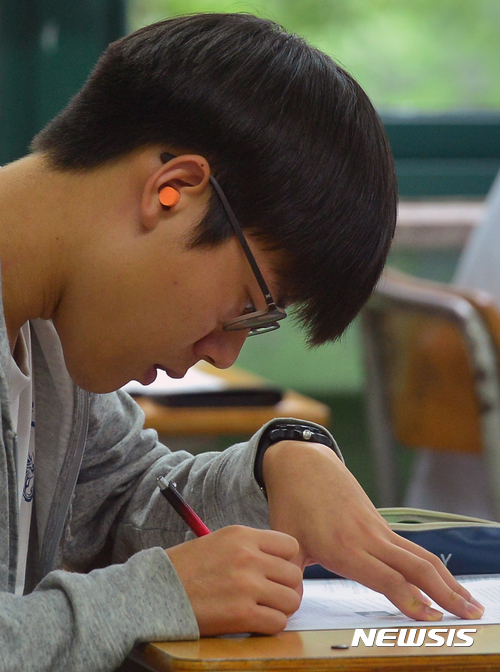 【서울=뉴시스】고승민 기자 = 2018학년도 수능 9월 모의평가가 실시된 6일 오전 서울 경복고등학교에서 3학년 수험생들이 시험 시작 전 공부를 하고 있다. 2017.09.06. kkssmm99@newsis.com