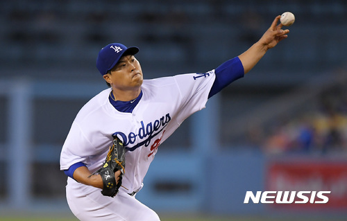 【로스앤젤레스=AP/뉴시스】 류현진(30·LA 다저스)이 6일(한국시간) 미국 캘리포니아주 로스앤젤레스의 다저스타디움에서 열린 2017메이저리그(MLB) 애리조나 다이아몬드백스와의 홈경기에 선발등판, 위력적인 피칭을 펼치고 있다.
