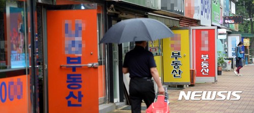 【성남=뉴시스】고범준 기자 = 국토교통부가 지난 5일 주거정책심의위원회의 심의를 거쳐 가격불안이 계속 되는 경기 성남시 분당구와 대구 수성구를 투기과열지구로 지정했다고 밝혔다.&nbsp; 이에 따라 투기과열지구는 서울 전역(25개 자치구)과 경기 과천-세종시 등 27곳에서 29곳으로 늘어났다. 사진은 6일 오전 경기도 성남시 분당구의 부동산 밀집지역 모습. 2017.09.06.&nbsp; bjko@newsis.com
