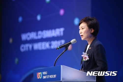 【서울=뉴시스】 김현미 국토교통부 장관이 6일 경기도 고양시 일산 킨텍스에서 열린 제1회 월드 스마트시티 위크 개막식에 참석해 인사말을 하고 있다. 2017.09.06. (사진=국토교통부 제공)&nbsp; photo@newsis.com