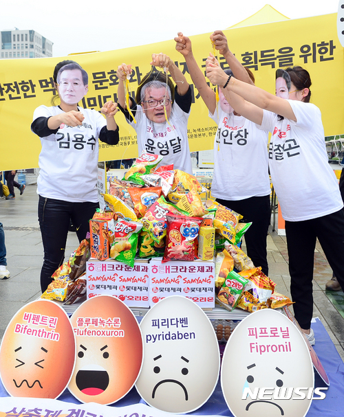 【서울=뉴시스】권현구 기자 = 6일 오후 서울 종로구 광화문광장에서 열린 '안전한 먹거리 문화와 소비자 권리 획득을 위한 기자회견'에 참석한 동물권단체 케어 관계자들이 계란없는 과자 제작을 촉구하는 퍼포먼스를 하고 있다. 2017.09.06. stoweon@newsis.com