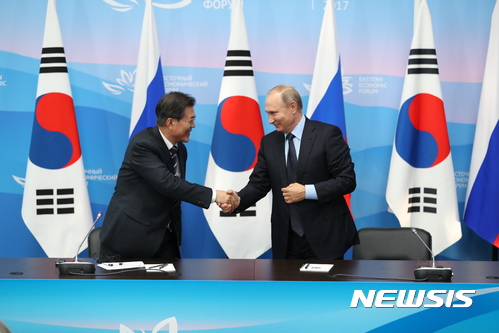 【블라디보스토크(러시아)=뉴시스】전신 기자 = 문재인 대통령과 블라디미르 푸틴 러시아 대통령이 6일(현지시각) 러시아 블라디보스토크 극동연방대 언론발표장에서 악수하고 있다. 2017.09.06.&nbsp;&nbsp; photo1006@newsis.com 
