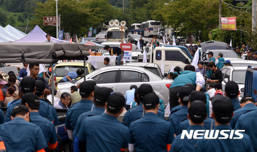 【성주=뉴시스】추상철 기자 =주한미군의 사드(THAAD·고고도미사일방어체계) 발사대&nbsp; 4기 추가배치가 임박한 6일 오후 경북 성주군 초전면 소성리마을회관 입구에서 도로를 점거한 주민과 경찰병력이 대치하고 있다. 2017.09.06. scchoo@newsis.com