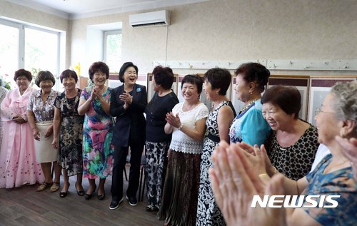 【블라디보스토크(러시아)=뉴시스】전신 기자 = 문재인 대통령 부인 김정숙 여사가 6일 러시아 연해주 우수리스크에 위치한 고려인문화센터를 방문해 고려인 후손들로 이뤄진 '친선' 합창단원들과 아리랑을 부르고 있다. 2017.09.06. photo1006@newsis.com