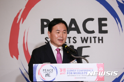 【서울=뉴시스】지난 5일 서울 송파구 잠실동 롯데호텔월드에서 열린 '2017 효정 세계평화 초종교 성직자 국제세미나' 개회식에서 환영사하는 유경석 세계평화통일가정연합 한국회장. (사진=한국종교협의회 제공)