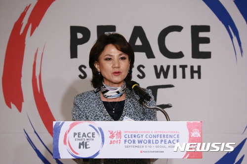 【서울=뉴시스】지난 5일 서울 송파구 잠실동 롯데호텔월드에서 열린 '2017 효정 세계평화 초종교 성직자 국제세미나' 개회식에서 축사하는 정원주 세계평화통일가정연합 총재 비서실장. (사진=한국종교협의회 제공)