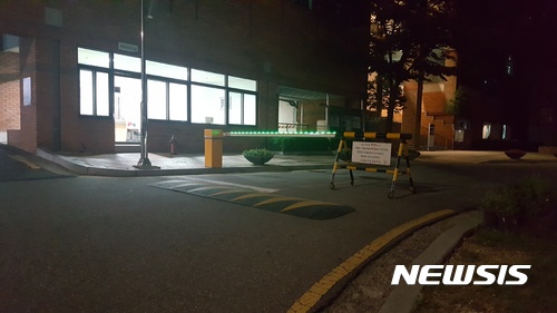 【수원=뉴시스】이준석 기자 = 경기 수원시에 위치한 수원외국어고등학교가 지난 1일부터 오후 11시 30분이던 기숙사 통금 시간을 오후 9시 30분으로 변경하면서 학부모와 학생 상당수가 불만을 터트리고 있다. 사진은 6일 오후 9시 30분 이후 출입이 금지된 수원외고 정문. ljs@newsis.com