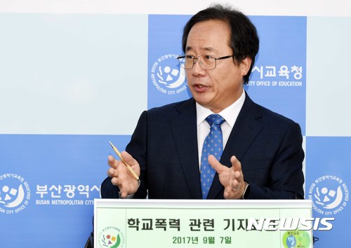 【부산=뉴시스】 하경민 기자 = 김석준 부산교육감은 7일 오전 시교육청 기자회견을 열고 부산 여중생 폭행사건에 대해 사과하고 제대로 된 학교폭력 대책을 마련하겠다고 밝히고 있다. 2017.09.07. (사진=부산시교육청 제공)yulnetphoto@newsis.com