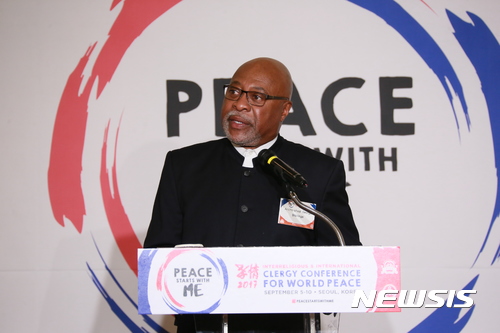 【서울=뉴시스】지난 5일 서울 송파구 잠실동 롯데호텔월드에서 열린 '2017 효정 세계평화 초종교 성직자 국제세미나' 개회식의 사회를 맡은 ACLC 공동의장 조지 어거스터스 스탈링스 대주교. (사진=한국종교협의회 제공)