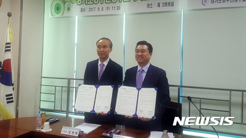 【양주=뉴시스】배성윤 기자 = 전성용 경동대학교 총장(오른쪽)이 6일 임완택 동두천양주교육지원청 교육장과 청소년 진로체험활동 지원 및 중학교 자유학년제 활성화를 위한 업무협약을 체결한 뒤 기념촬영을 하고 있다. 2017.09.07.(사진=경동대 제공) photo@newsis.com