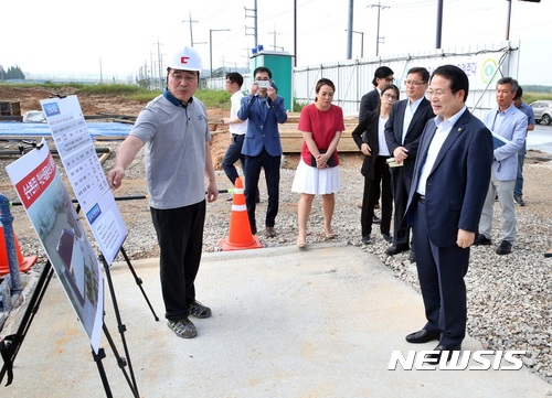 【익산=뉴시스】강명수 기자 = 정헌율 전북 익산시장이 7일 국가식품클러스터 착공기업 공사현장을 방문해 공사 진행 상황을 청취하고 있다. 2017.09.07. (사진 = 익산시 제공)  photo@newsis.com