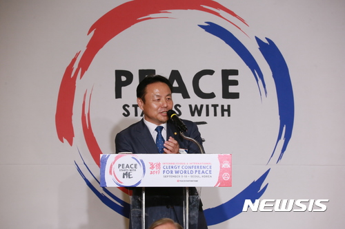 【서울=뉴시스】지난 5일 서울 송파구 잠실동 롯데호텔월드에서 열린 '2017 효정 세계평화 초종교 성직자 국제세미나' 개회식에서 환영사하는 이현영 한국종교협의회 회장. (사진=한국종교협의회 제공)